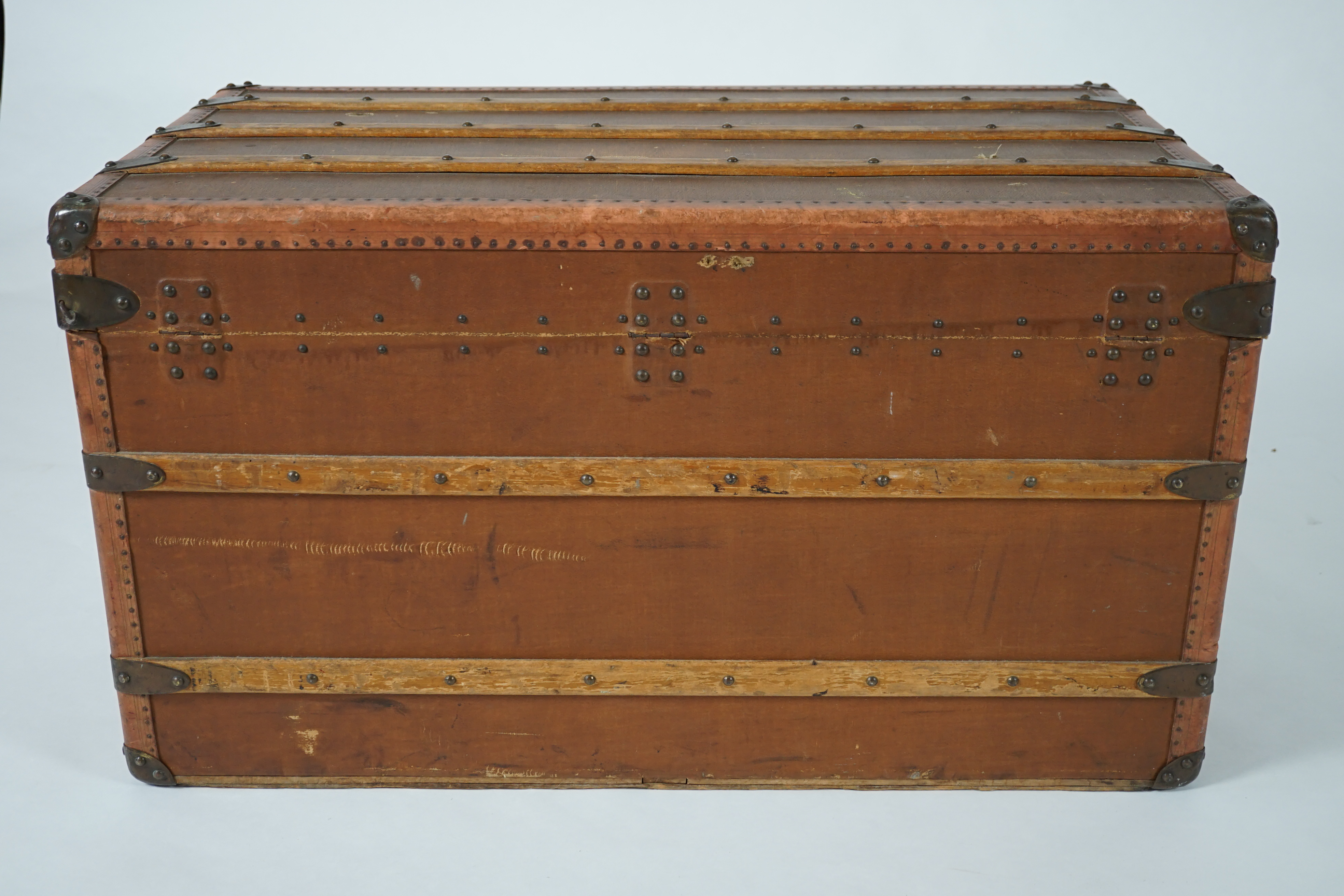 E. Goyard Aine, 233 Rue Saint Honore Paris, a late 19th or early 20th century canvas covered travelling trunk, brass mounted with ash batons, height 48cm, width 86cm, depth 49cm